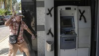 Mereka memecahkan jendela bahkan membakar bank-bank tersebut.
