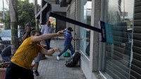 Para nasabah menuntut akses terhadap tabungan mereka di tengah krisis ekonomi Lebanon.