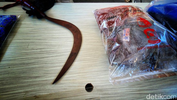 Barang bukti berupa celurit dan seragam penuh darah disita polisi.
