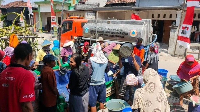 BPBD Lamongan mendistribusikan air bersih untuk warga di Kecamatan Tikung.