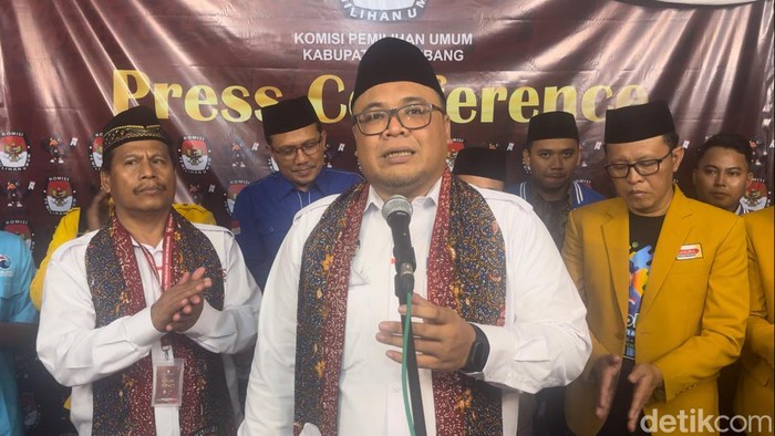 Calon Wakil Bupati Rembang Moch Hanies Cholil Barro’ atau Gus Hanies saat diwawancarai terkait rekom PKB jatuh ke lawan, Kamis (29/8/2024) malam.