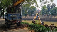 Pengerukan itu dilakukan selain untuk membersihkan lumpur yang menyebabkan pendangkalan.  