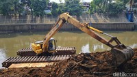 Hal ini sebagai upaya antisipasi luapan aliran air terutama saat hujan deras terjadi.  