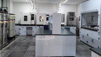 Joint Research Lab ini terdiri atas 2 (dua) lantai dengan total luas area sekitar 1.800 m2. Joint Research Laboratory ini terdiri atas 16 ruangan yang akan digunakan untuk penempatan peralatan-peralatan baru untuk proses sintesis material energi baru dan rekayasa metalurgi serta peralatan-peralatan analisis seperti: X-ray fluorescence (XRF), X-Ray Diffraction (XRD), Atomic Absorption Spectrophotometer (AAS), Inductively Coupled Plasma Mass Spectrometry (ICP-MS), Lase Ablation, Scanning Electron Microscope (SEM), Electron Probe micro-analyzer (EPMA), Ion Chromatography (C), Gass Chromatography (GC), Particle Size Analyzer (PSA), Zeta Potential AnalyzerServopulser Servo Dynamic Systems. Foto: (Dokumentasi ITB-GEM)