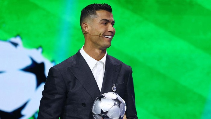 Soccer Football - Champions League - Phase Draw 2024 - Grimaldi Forum, Monaco - August 29, 2024 Cristiano Ronaldo receives the all time top scorer of the Champions League award REUTERS/Manon Cruz