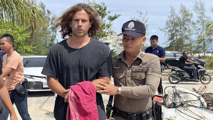 Petugas polisi Thailand mengawal Daniel Sancho Bronchalo karena dicurigai membunuh dan memutilasi seorang ahli bedah plastik Kolombia dari pulau Koh Phagnan ke pengadilan Pulau Koh Samui, Thailand selatan, Senin, 7 Agustus 2023.