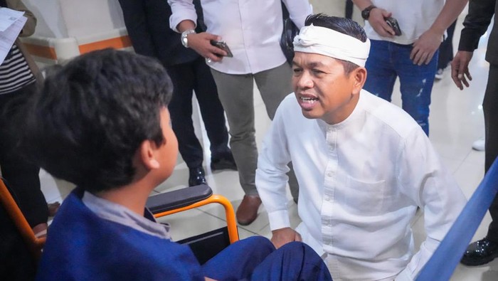 Dedi Mulyadi saat bertemu bocah usai jalani pemeriksaan kesehatan di Pilgub Jabar 2024.