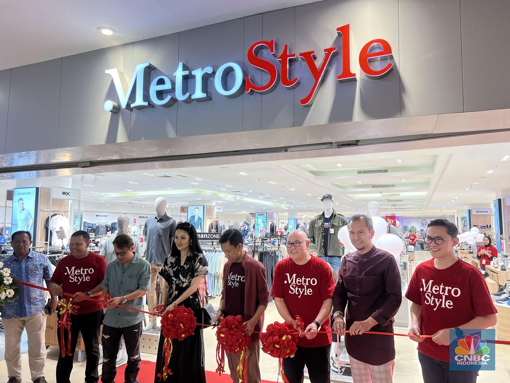 Demi memenuhi kebutuhan masyarakat, Transmart kembali menghadirkan pengalaman berbelanja baru dengan menghadirkan Metro Style Department Store di Transmart Cilandak, Jumat (30/8). (CNBC Indonesia/Lynda Hasibuan)