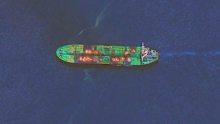 Diserang Houthi, Kapal Tanker Terbakar di Laut Merah Flames and smoke rise from Greek-flagged oil tanker Sounion on the Red Sea, in this handout picture released August 29, 2024. Houthi Military Media/Handout via REUTERS THIS IMAGE HAS BEEN SUPPLIED BY A THIRD PARTY.