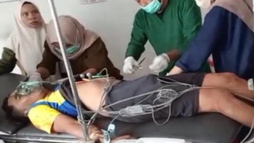 KM (30) korban tewas setelah duel dengan MW (33), saat diberikan tindakan medis RSUD Sondosia Bima, Jumat (30/8/2024). (Istimewa)
