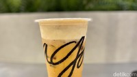Sesuai dengan namanya, Thai milk tea ini disajikan dengan mousse varian Thai tea. Aroma teh merahnya sangat harum. Rasa tehnya pun terbilang pekat. Foto: detikcom/Riska Fitria