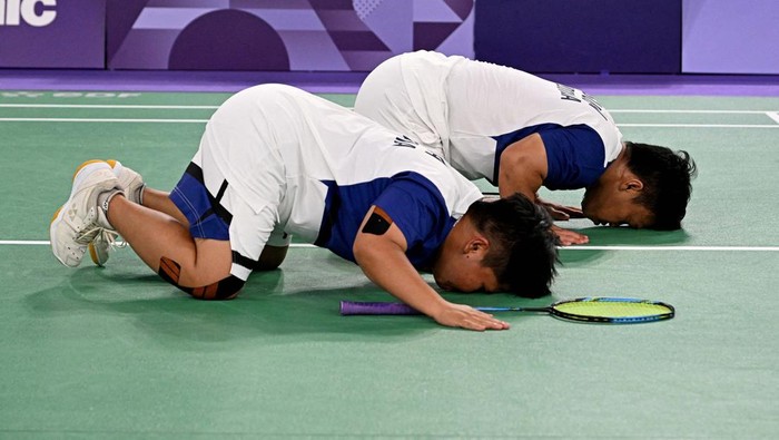 Ganda Campuran RI Menang Atas Wakil China di Paralimpiade 2024 Paris 2024 Paralympics - Badminton - Mixed Doubles SH6 Group Play Stage - Group A - Porte de La Chapelle Arena, Paris, France - August 29, 2024
Subhan Subhan of Indonesia celebrates after winning his match with Rina Marlina of Indonesia against Naili Lin of China and Fengmei Li of China REUTERS/Jennifer Lorenzini