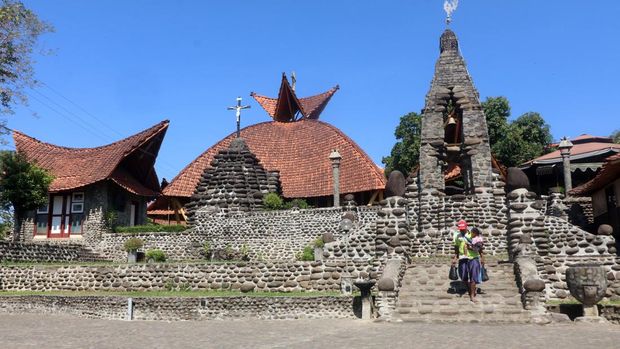 Suasana kubah dan menara lonceng khas gereja Puhsarang yang bergaya arsitektur perpaduan Jawa dengan Eropa di Desa Puhsarang, Kediri, Jawa Timur, Jumat (30/8/2024). Kementerian Pendidikan, Kebudayaan, Riset, dan Teknologi (Kemendikbudristek) secara resmi telah menetapkan gereja Katolik yang dibangun pada tahun 1936 oleh Romo Jan Wolters CM dan dirancang oleh arsitek Henri Maclaine Pont tersebut sebagai cagar budaya tingkat nasional. ANTARA FOTO/Prasetia Fauzani/aww.