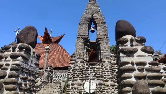 Suasana kubah dan menara lonceng khas gereja Puhsarang yang bergaya arsitektur perpaduan Jawa dengan Eropa di Desa Puhsarang, Kediri, Jawa Timur, Jumat (30/8/2024). Kementerian Pendidikan, Kebudayaan, Riset, dan Teknologi (Kemendikbudristek) secara resmi telah menetapkan gereja Katolik yang dibangun pada tahun 1936 oleh Romo Jan Wolters CM dan dirancang oleh arsitek Henri Maclaine Pont tersebut sebagai cagar budaya tingkat nasional. ANTARA FOTO/Prasetia Fauzani/aww.