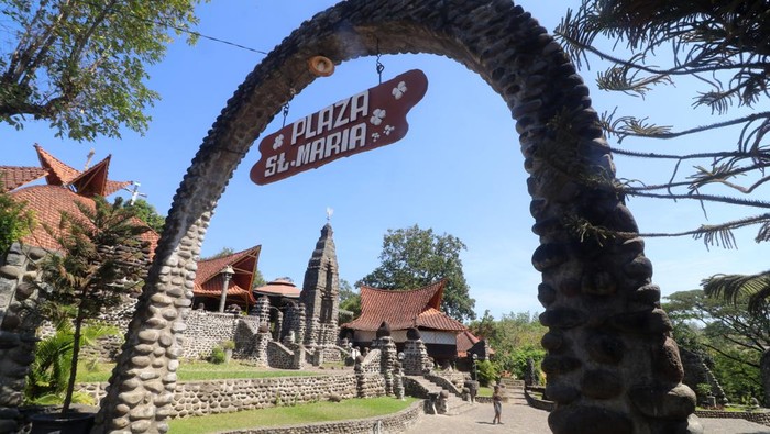 Suasana kubah dan menara lonceng khas gereja Puhsarang yang bergaya arsitektur perpaduan Jawa dengan Eropa di Desa Puhsarang, Kediri, Jawa Timur, Jumat (30/8/2024). Kementerian Pendidikan, Kebudayaan, Riset, dan Teknologi (Kemendikbudristek) secara resmi telah menetapkan gereja Katolik yang dibangun pada tahun 1936 oleh Romo Jan Wolters CM dan dirancang oleh arsitek Henri Maclaine Pont tersebut sebagai cagar budaya tingkat nasional. ANTARA FOTO/Prasetia Fauzani/aww.