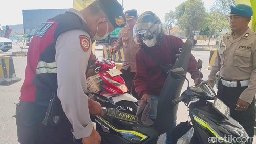 dok. Polsek Gilimanuk
Petugas saat memeriksa barang bawaan masuk Bali melalui Pelabuhan Gilimanuk, Jembrana, Bali, Jumat (30/8/2024).