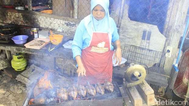 Ibu-ibu dari Poklahsar Bojongsari memanggang ikan nila bakar