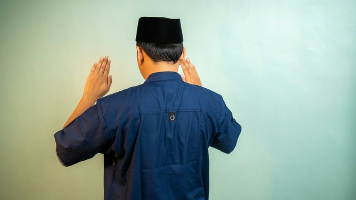 Ilustrasi laki-laki sedang sholat