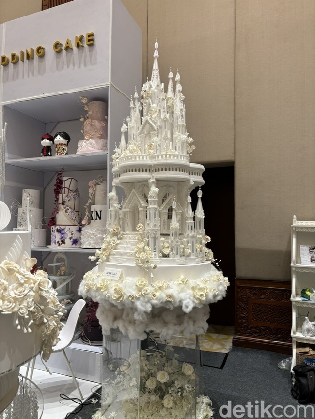 Masih dari merek yang sama, Marche Wedding Cake, desain kue pengantin ini cocok bagi pasangan yang menginginkan kue yang terlihat lebih mewah dengan bentuk kastil. Foto: Vina Oktiani/Wolipop