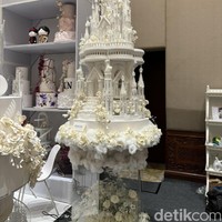 Masih dari merek yang sama, Marche Wedding Cake, desain kue pengantin ini cocok bagi pasangan yang menginginkan kue yang terlihat lebih mewah dengan bentuk kastil. Foto: Vina Oktiani/Wolipop