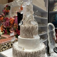 Selain warna putih, warna-warna earth tone, seperti krem juga tak kalah diminati di tahun ini. Kue pengantin dari Marche Wedding Cake itu terlihat semakin cantik dengan paduan ornamen kupu-kupu berwarna silver. Foto: Vina Oktiani/Wolipop