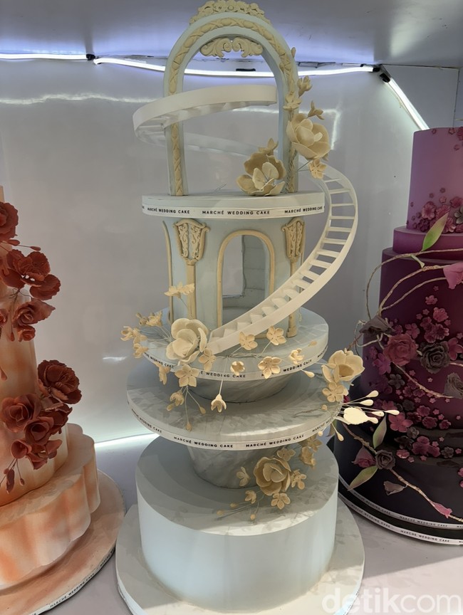 Warna soft lainnya, seperti hijau tosca juga tak kalah cantik. Dipadukan dengan warna putih dan krem, kue pengantin dari Marche Wedding Cake ini bisa jadi referensi bagi pasangan yang akan menikah. Foto: Vina Oktiani/Wolipop