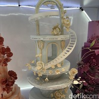 Warna soft lainnya, seperti hijau tosca juga tak kalah cantik. Dipadukan dengan warna putih dan krem, kue pengantin dari Marche Wedding Cake ini bisa jadi referensi bagi pasangan yang akan menikah. Foto: Vina Oktiani/Wolipop