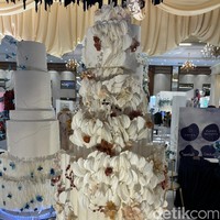 Bagi pasangan yang ingin kue pengantinnya terlihat sedikit lebih heboh namun tetap elegan. Kue pengantin dari SweetSalt Wedding Cake yang satu ini bisa jadi inspirasi. Dengan dipenuhi tekstur membuat kue pengantin jadi terlihat lebih heboh. Namun dengan perpaduan warna putih dan sedikit warna coklat mempertahankan desain elegan dan classy dari kue pengantin tersebut. Foto: Vina Oktiani/Wolipop