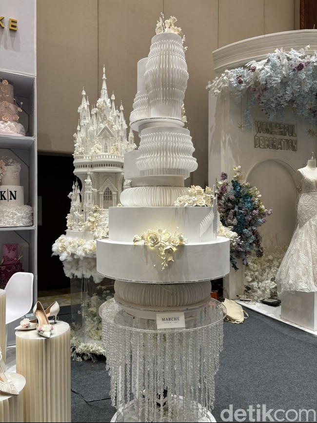 Kue pengantin dengan warna putih masih menjadi tren di tahun 2024 dan banyak diminati. Seperti dalam foto, salah satu inspirasi kue pengantin dari Marche Wedding Cake. Bagi yang menyukai kue pengantin yang terlihat simpel dengan satu warna namun tetap elegan, desain yang satu ini bisa menjadi pilihan. Foto: Vina Oktiani/Wolipop