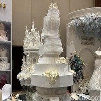 Kue pengantin dengan warna putih masih menjadi tren di tahun 2024 dan banyak diminati. Seperti dalam foto, salah satu inspirasi kue pengantin dari Marche Wedding Cake. Bagi yang menyukai kue pengantin yang terlihat simpel dengan satu warna namun tetap elegan, desain yang satu ini bisa menjadi pilihan. Foto: Vina Oktiani/Wolipop