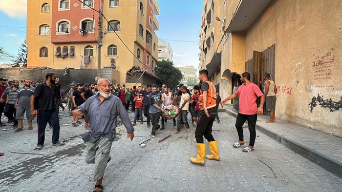 Israel Serang Kamp Pengungsi, Anak-anak Ini Jadi Korban SENSITIVE MATERIAL. THIS IMAGE MAY OFFEND OR DISTURB Palestinians carry a casualty at the site of an Israeli strike on an apartment in a residential building, amid the Israel-Hamas conflict, in Nuseirat refugee camp, in the central Gaza Strip, August 29, 2024. REUTERS/Khames Reefi