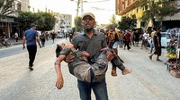 Seorang pria membawa jenazah seorang anak Palestina, yang tewas dalam serangan Israel, di kamp pengungsi Nuseirat, di Jalur Gaza bagian tengah, Kamis (29/8/2024).