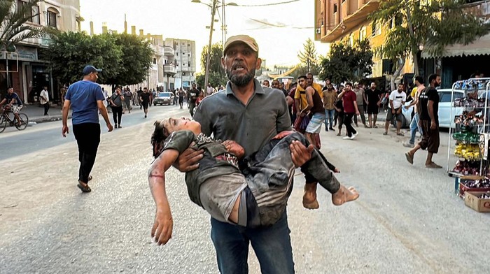 Israel Serang Kamp Pengungsi, Anak-anak Ini Jadi Korban SENSITIVE MATERIAL. THIS IMAGE MAY OFFEND OR DISTURB Palestinians carry a casualty at the site of an Israeli strike on an apartment in a residential building, amid the Israel-Hamas conflict, in Nuseirat refugee camp, in the central Gaza Strip, August 29, 2024. REUTERS/Khames Reefi