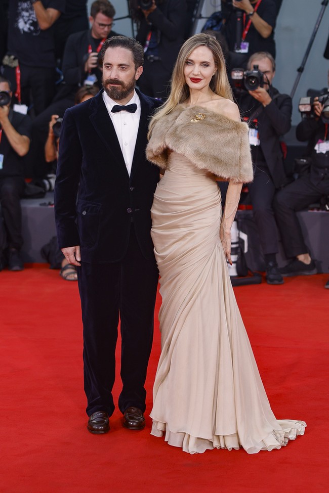 Bros emas dan perhiasan gelang serta cincin melengkapi busananya. Foto: Vianney Le Caer/Invision/AP/Vianney Le Caer