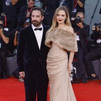 Bros emas dan perhiasan gelang serta cincin melengkapi busananya. Foto: Vianney Le Caer/Invision/AP/Vianney Le Caer