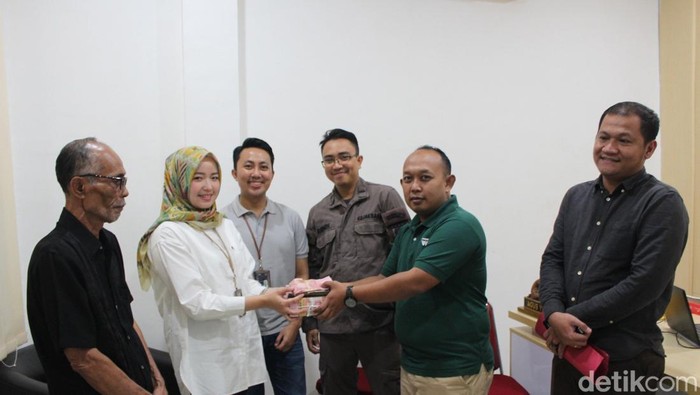 Jaksa saat menerima uang pengganti dari keluarga terpidana kasus korupsi di RSUD Palabuhanratu