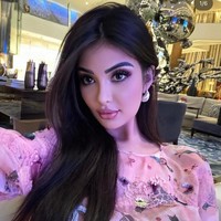 Salah satu prosedur yang paling berdampak negatif pada kesehatannya adalah penggunaan Polymethyl-methacrylate (PMMA), sebuah zat yang digunakan untuk filler dermal dan augmentasi bokong. Meskipun populer di kalangan mereka yang mencari hasil instan, penggunaan PMMA membawa risiko besar, termasuk peradangan, perubahan warna kulit, dan potensi komplikasi serius lainnya.  Foto: Dok. Instagram