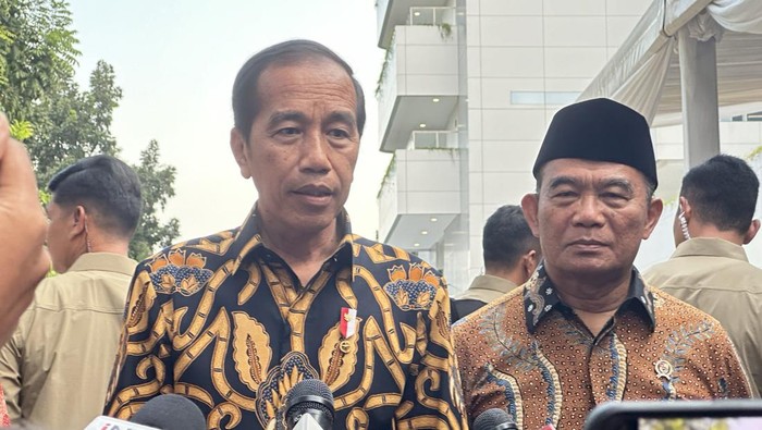 Presiden Joko Widodo (Jokowi) di RS Persahabatan, Jakarta, Jumat (30/8/2024).