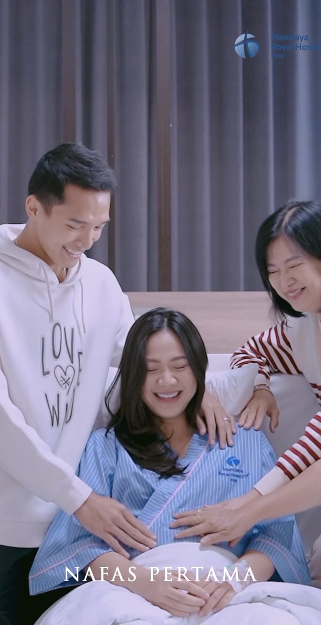 Didampingi suami dan keluarga, terlihat Shanju yang begitu bahagia karena akan segera bertemu bayi yang dikandungnya. Sebagai suami siaga, Jonathan Christie pun tampak setia mendampingi. Foto: Instagram/@jonathanchristieofficial