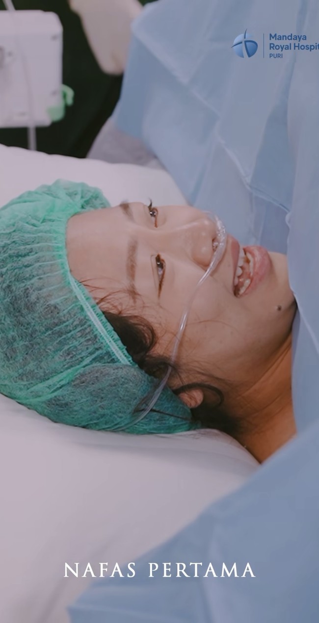 Proses persalinan dilakukan secara caesar di rumah sakit Mandaya Royal Hospital Puri. Terlihat Shanju yang terharu di detik-detik kelahiran anak pertamanya itu. Foto: Instagram/@jonathanchristieofficial