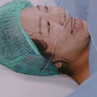 Proses persalinan dilakukan secara caesar di rumah sakit Mandaya Royal Hospital Puri. Terlihat Shanju yang terharu di detik-detik kelahiran anak pertamanya itu. Foto: Instagram/@jonathanchristieofficial