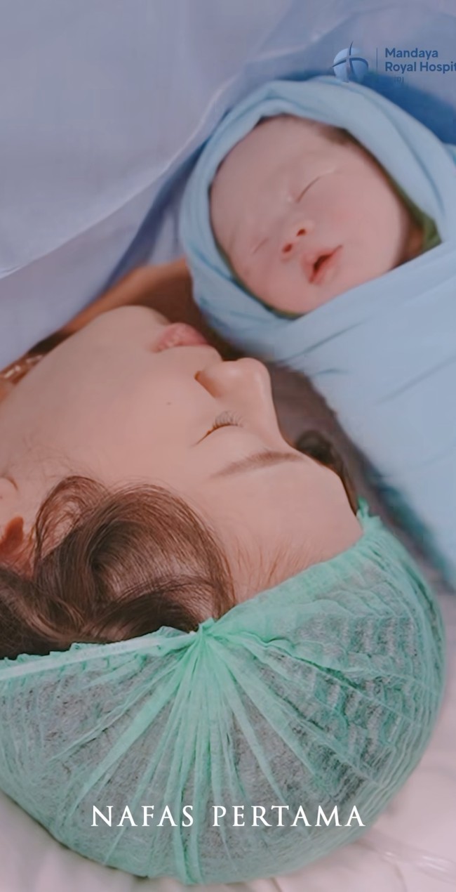 Putra pertama Shanju dan Jonathan Christie itu diberi nama Leander Jayden Christie. “Puji dan syukur hanya bagi-Mu Tuhan, terima kasih atas kepercayaan baru yang Engkau berikan dengan kelahiran anak pertama kami yg bernama ‘Leander JAyden Christie’,” tulis keterangan dalam salah satu unggahannya. Foto: Instagram/@jonathanchristieofficial