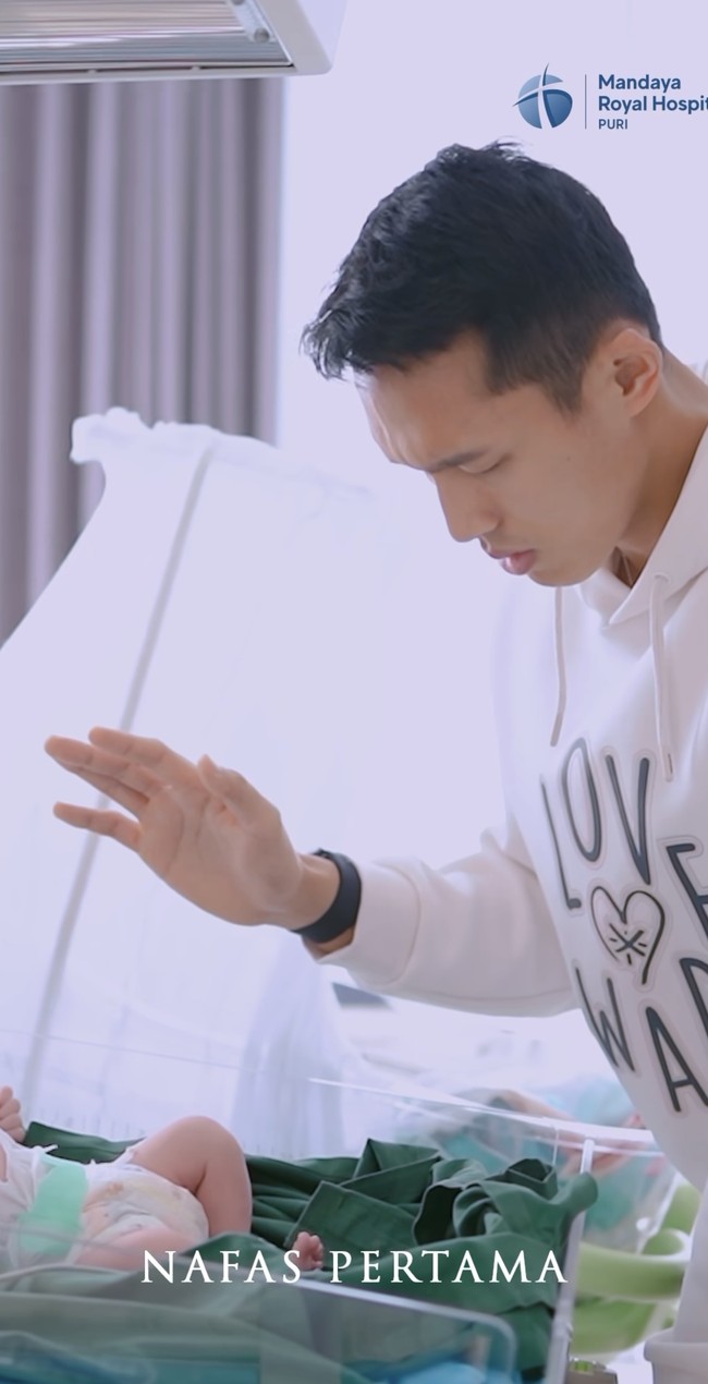 Sesaat setelah putranya terlahir, Jonathan juga langsung mendoakan anak pertamanya itu. Terlihat Jonathan dengan khusyuk menaruh tangan ke atas putranya dan berdoa. Foto: Instagram/@jonathanchristieofficial