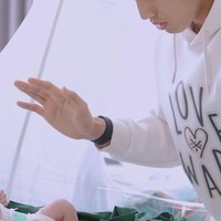 Sesaat setelah putranya terlahir, Jonathan juga langsung mendoakan anak pertamanya itu. Terlihat Jonathan dengan khusyuk menaruh tangan ke atas putranya dan berdoa. Foto: Instagram/@jonathanchristieofficial