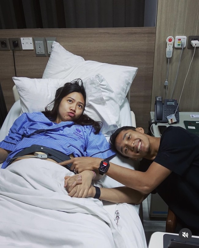 Istri pebulu tangkis Jonathan Christie, Shanju, baru saja melahiran anak pertama mereka pada 24 Agustus 2024. Melalui akun Instagramnya, pasutri tersebut membagikan momen bahagia detik-detik kelahiran sang buah hati. Foto: Instagram/@jonathanchristieofficial