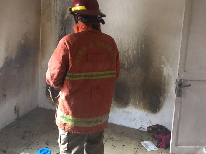 Penampakan kamar kos yang terbakar akibat kompor portabel berbahan bakar spiritus tersenggol, Jumat (30/8/2024).