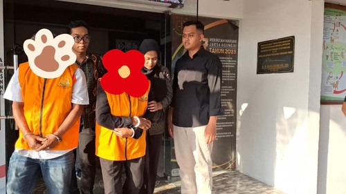 Kepala SLB Negeri Lewoleba, Lembata, NTT, berinisial MFO dan fasilitator berinisial HA ditetapkan sebagai tersangka korupsi oleh Kejari Lembata. (Dok. Kejari Lembata)