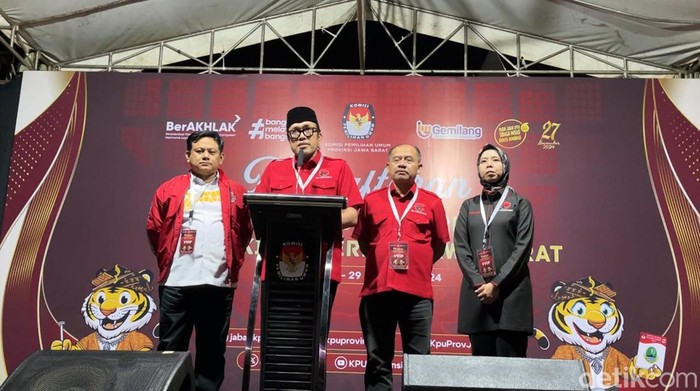 Ketua DPD PDIP Jabar, Ono Surono saat memberikan keterangan di KPU Jabar.