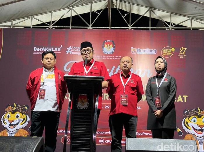 Ketua DPD PDIP Jabar, Ono Surono saat memberikan keterangan di KPU Jabar.