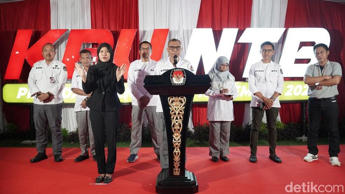 Ketua KPU NTB Khuwailid saat sesi konferensi pers pada Jumat (30/8/2024) dini hari di Kantor KPU NTB, Mataram.